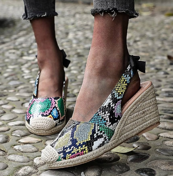Sepatu espadrilles dengan desain berbentuk slingback